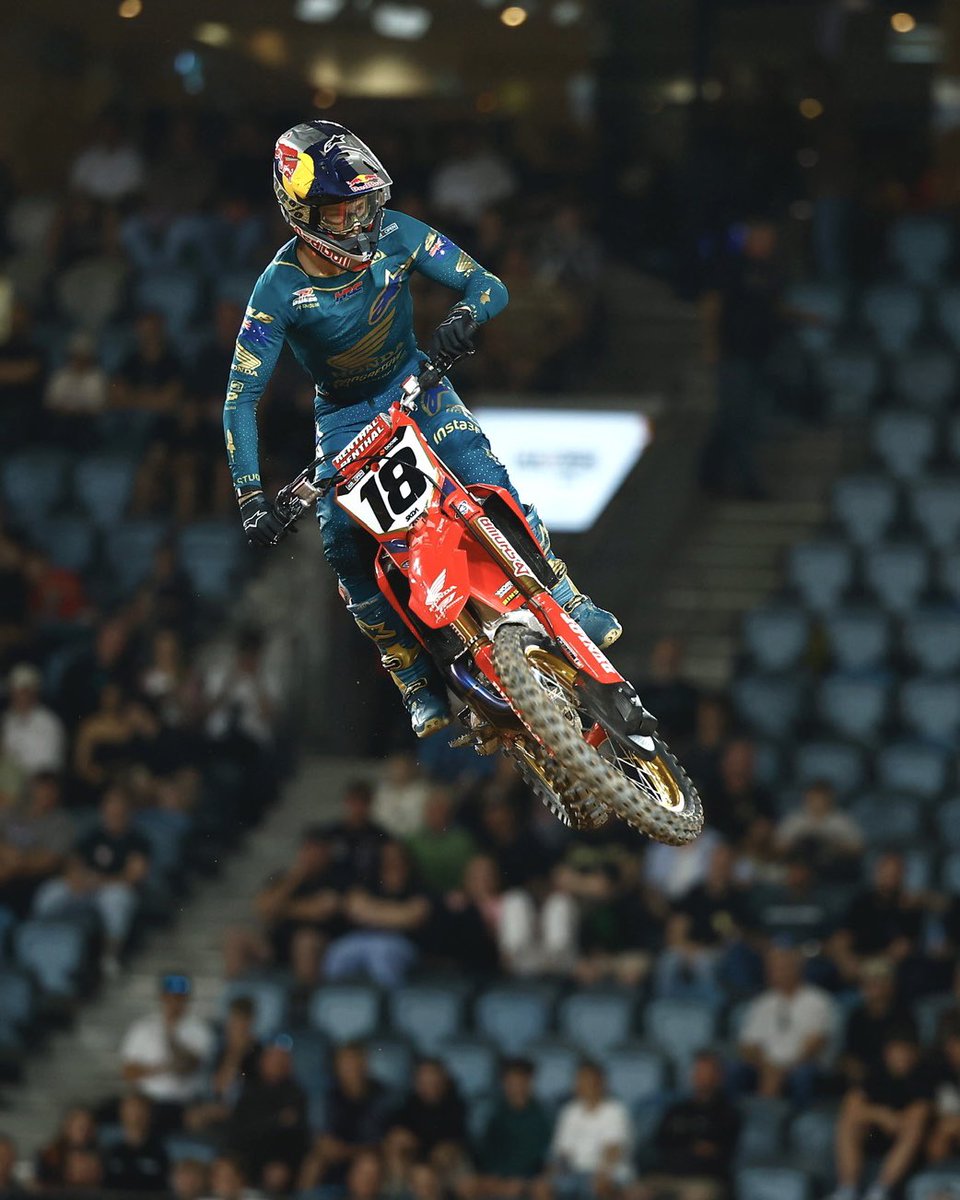 motoonlineaus's tweet photo. β±οΈ SX1 Superpole belonged to Jett Lawrence inside Marvel Stadium, finishing ahead of brother Hunter Lawrence, who earned P2, while AUSX Supercross championship leader Dean Wilson delivered the third-fastest time. #MotoOnline #AUSX #AUSXOpen https://t.co/B264h8wQoQ