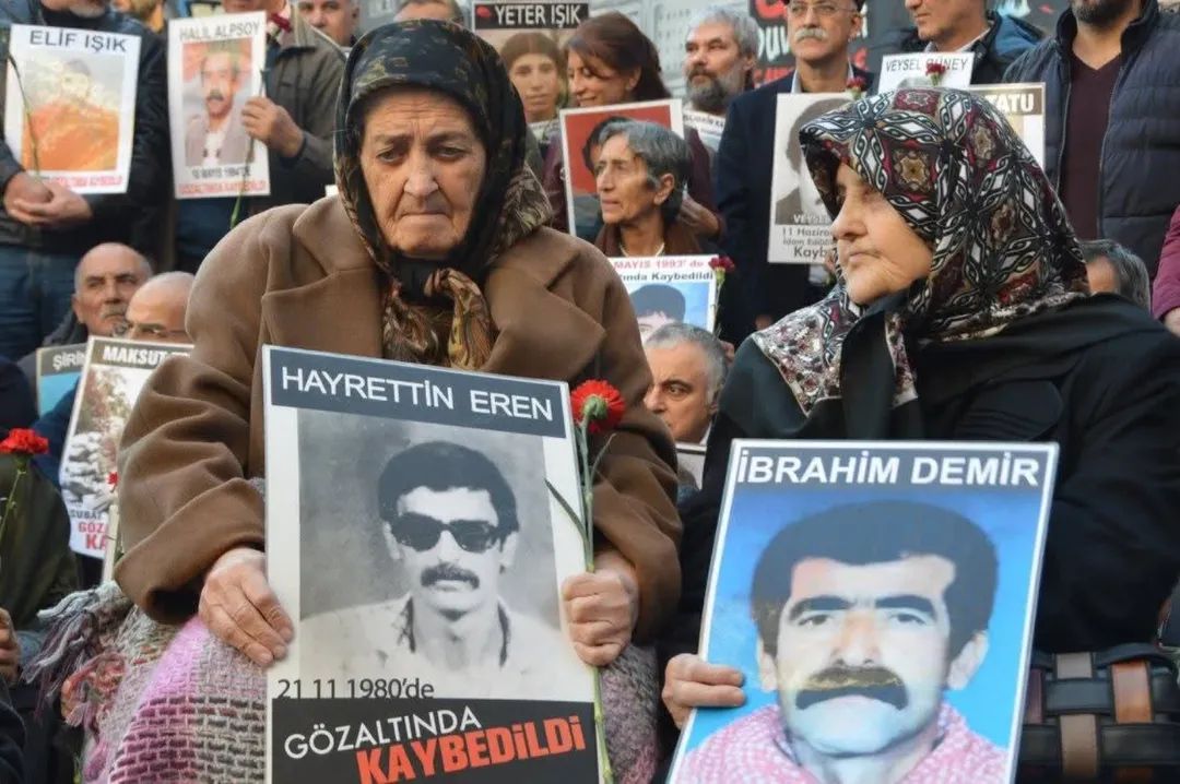 .
...
bütün bir evren ağlar
ağlaşırken analar

gördüm babaların ağlamasını
anaların ağlaması bir başka
anaların ağlaması bir ayrı
anaların ağlaması bir beter.

Hasan Hüseyin Korkmazgil 

#CumartesiAnneleri1078Hafta
#HayrettinEren

.