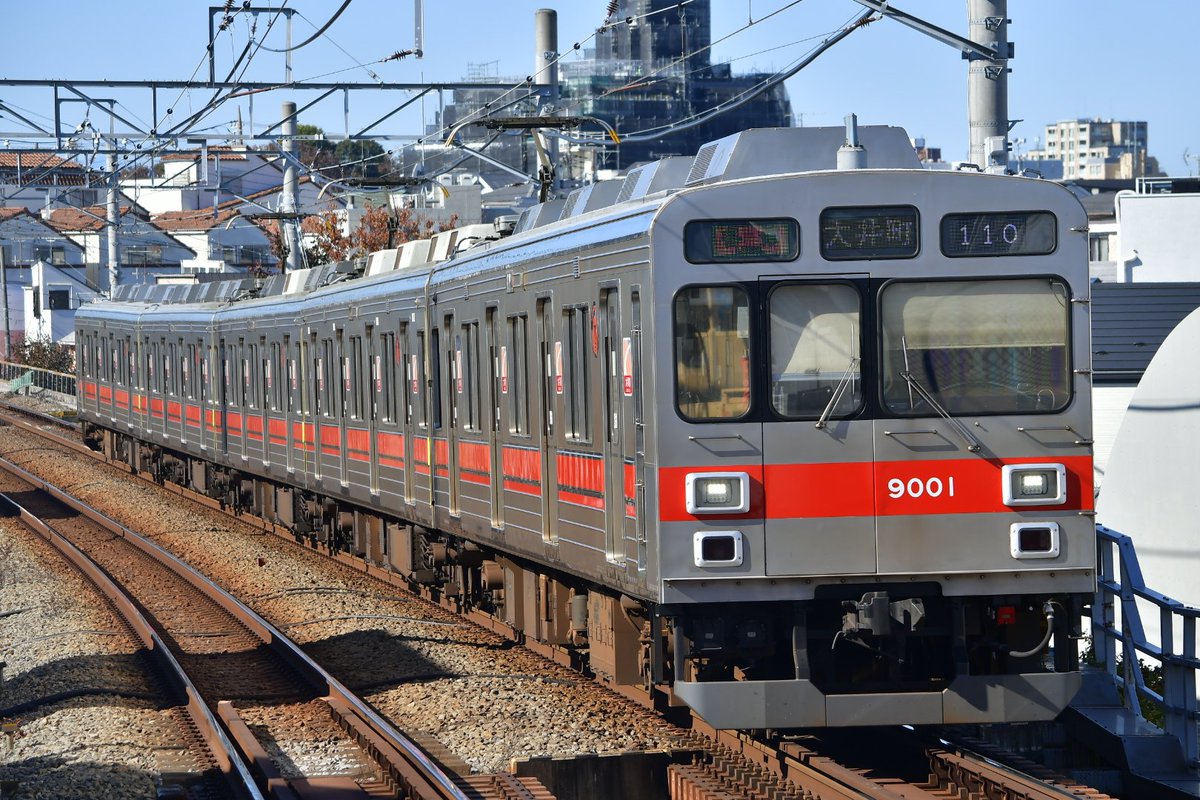 233_8001's tweet photo. 2025.11.22
東急大井町線　9001F
緑が丘にて https://t.co/0sQDXmDJzM