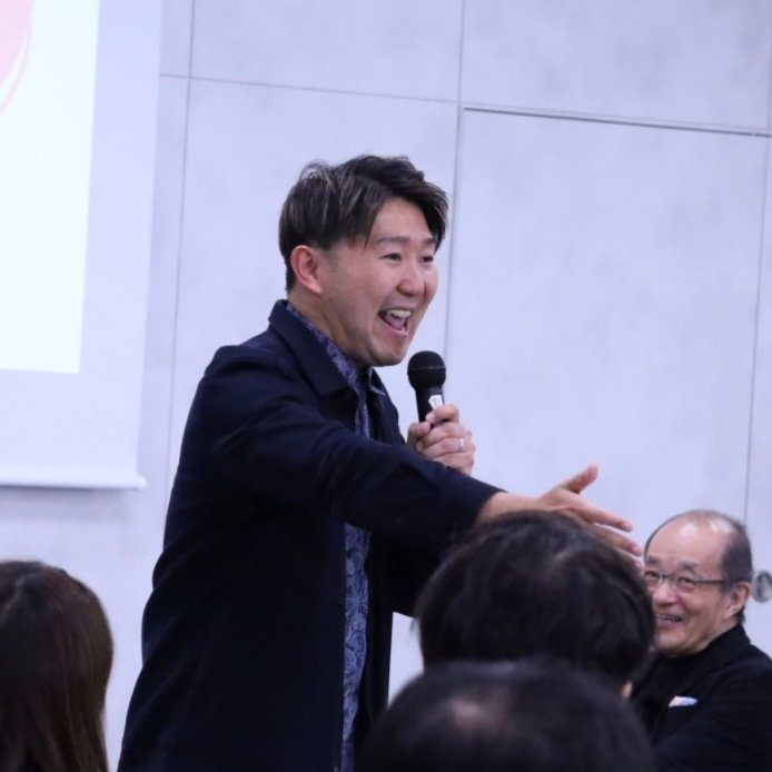 gacco_ukon's tweet image. #Ukon第6期 ついに開講！！
初回は演出家 #木村龍之介 さんによる #シェイクスピア 講座。言葉だけじゃない、全身で〈伝える〉演劇のパワーに息をのむ連続！人生の先輩シェイクスピアが、こんなにも近くに感じられるなんて。
「ああ、シェイクスピアってこんなにも面白いんだ！」と誰もが叫んだはず！