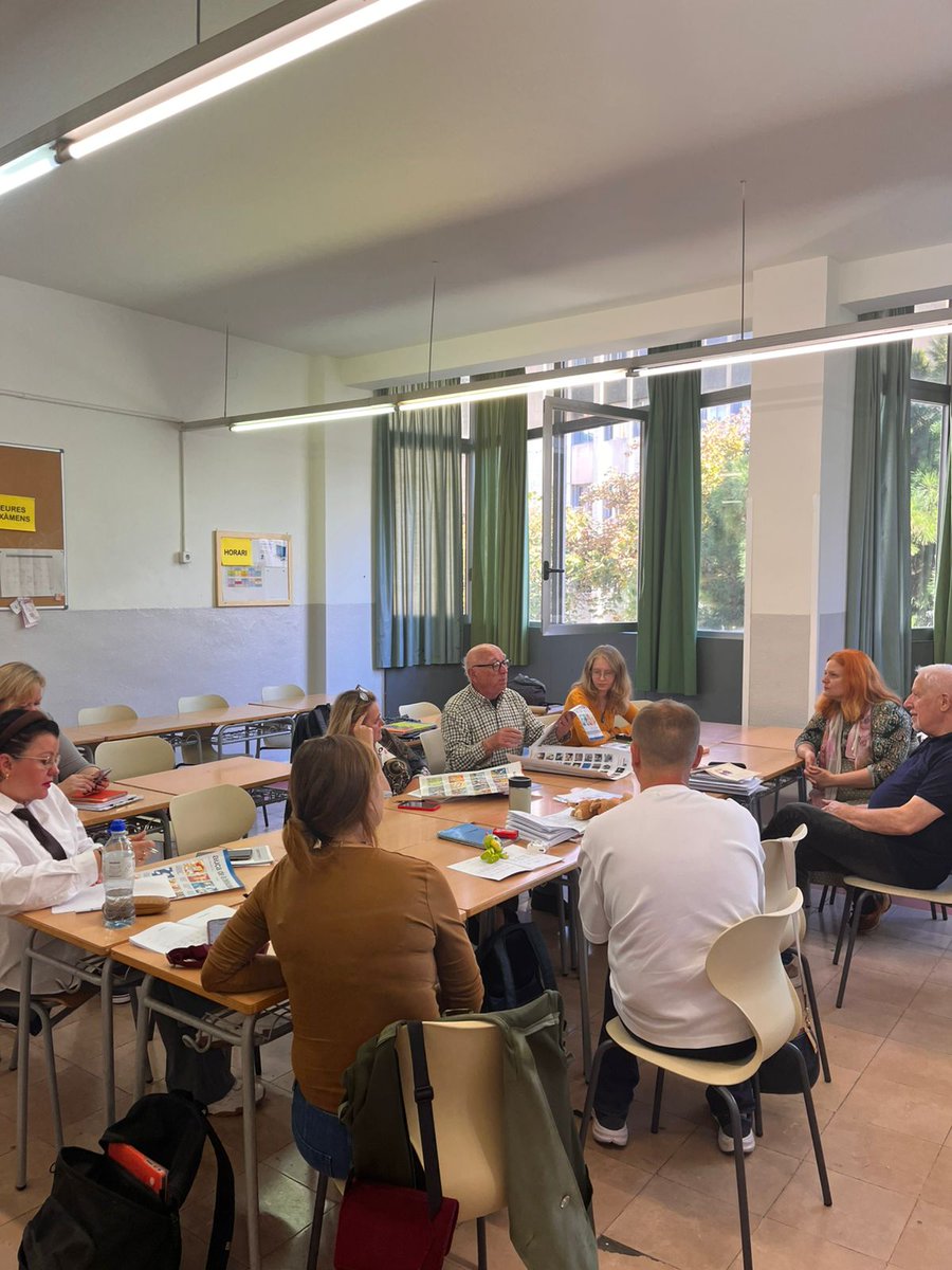 Després de l’èxit del curs passat, el grup #Xerrem de l’Institut Sants ha reprès aquest mes les xerrades temàtiques per dinamitzar les sessions de català.

🔹Dissabte passat va assistir a la trobada l'escriptor de versos i auques <a href="/VilamalaJoan/">Joan Vilamala</a>.

👉 tuit.cat/jh4Tc