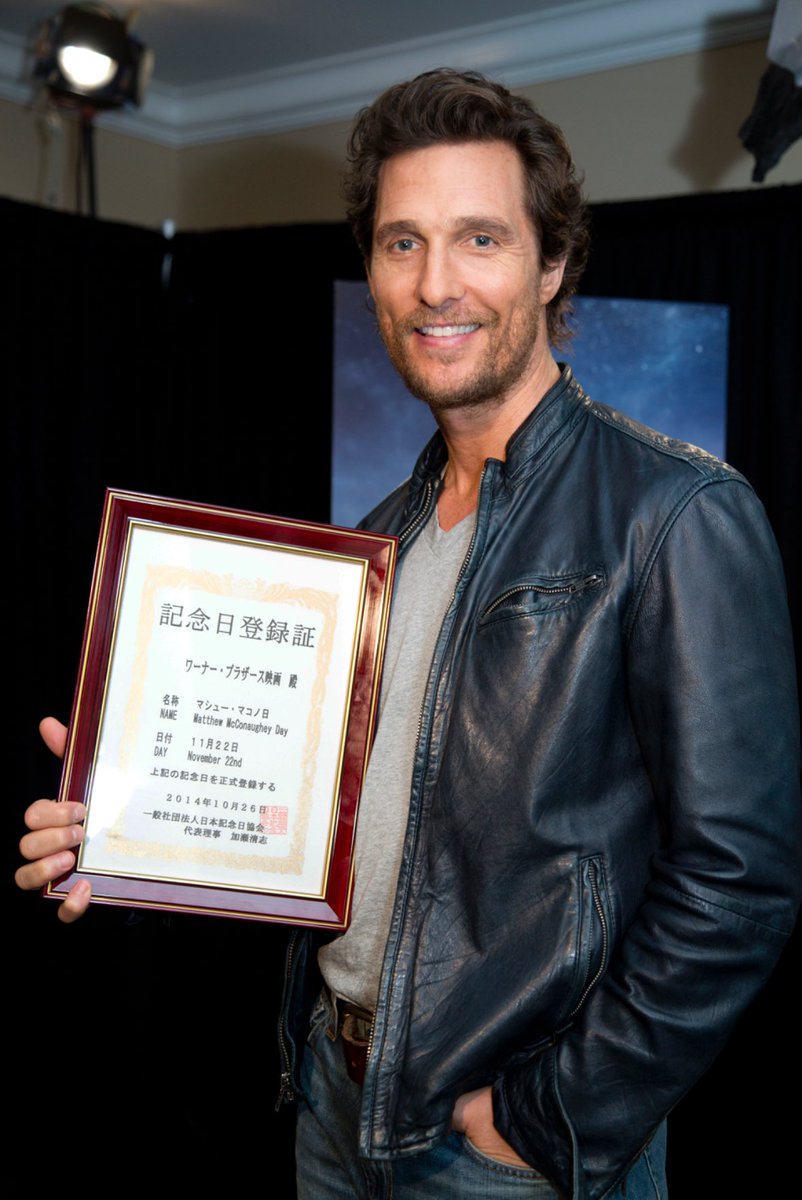 m_amsw's tweet image. ちなみに11月22日はインターステラーの主演マシュー・マコノヒーを称える＆映画公開をお祝いする「マシュー・マコノ日」でもあります！プロモーションの一環で配給のワーナーによって制定されましたが、日本記念日協会にも認定されている正式な記念日です（写真は記念日登録証を持つマシュー）