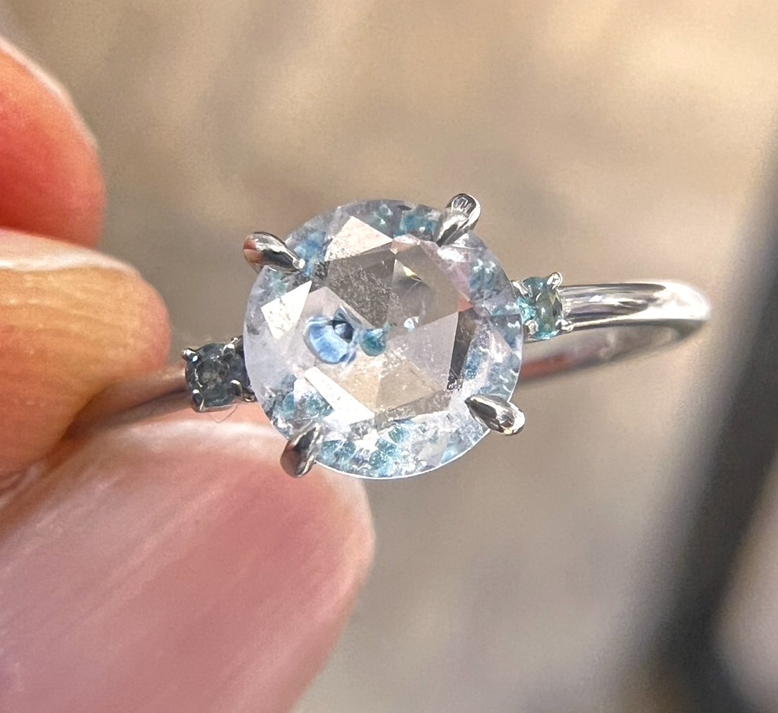 春のポップアップで、透明感があって綺麗なギラライトイトインクォーツに一目惚れしご購入頂いたお客様。しばらく観賞用として楽しんだあと、シンプルなリングにお仕立てしてくださりました💍✨
脇石はパライバとアレキです。ブルーで統一された色合いがとっても素敵ですね☺️
#カラッツみんレポ