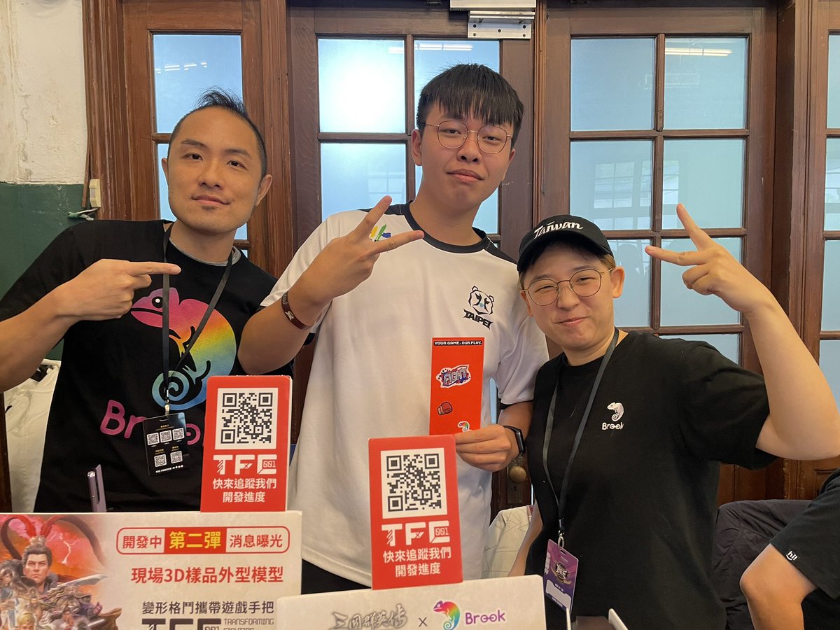 またまた選手をブースでキャッチしました！
<a href="/ugang_fgc/">J Team|Ugang</a> <a href="/Hope0603_FGC/">TPBE | Hope</a> 選手が私たちのブースに来てくれました。
今回の早押しQ&amp;Aコーナーはとても面白かったです。
近日中に動画にして皆さんにシェアしますので、お楽しみに！