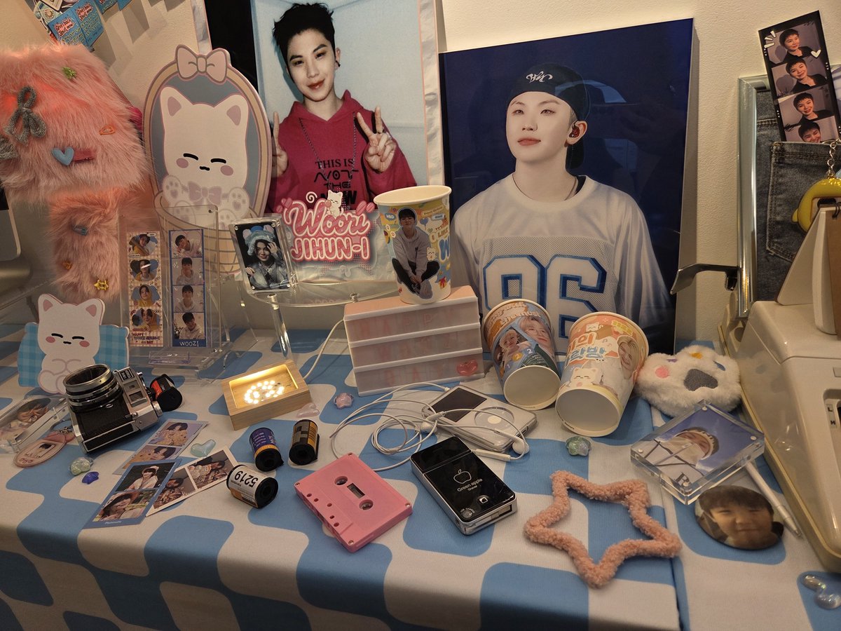 #빌려간_먕먕이를_찾습니다
보면서 너무 이뻐서 꼭 가야지 했던 카페!!
사람이 너무 많아서 얼른 나오기는 했지만
아기자기 디피존도 너무 이뻤고 특전들도 너무 이뻤어요!
특히 럭드로 인형키링?같은거 뽑았는데 그게 젤 맘에 들어요!♥︎