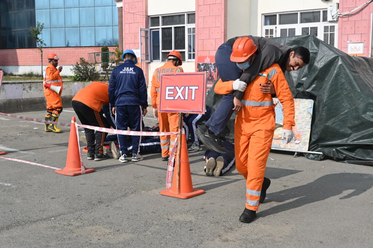 DioKulgam's tweet image. A comprehensive mock drill wasconducted today by the District Disaster Management Authority (DDMA)#Kulgam in collaboration with the 13th Battalion NDRF, SDRF, Civil Defence, and the Fire &amp;amp; Emergency Services to strengthen disaster preparedness and enhance response capabilities.