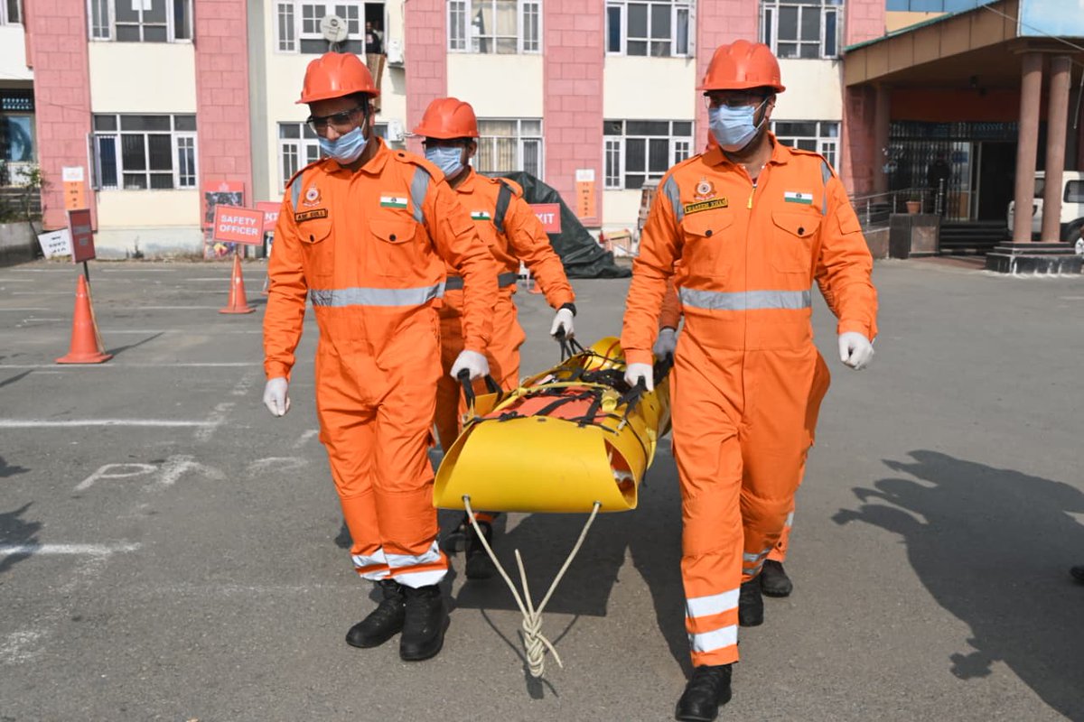 DioKulgam's tweet image. A comprehensive mock drill wasconducted today by the District Disaster Management Authority (DDMA)#Kulgam in collaboration with the 13th Battalion NDRF, SDRF, Civil Defence, and the Fire &amp;amp; Emergency Services to strengthen disaster preparedness and enhance response capabilities.