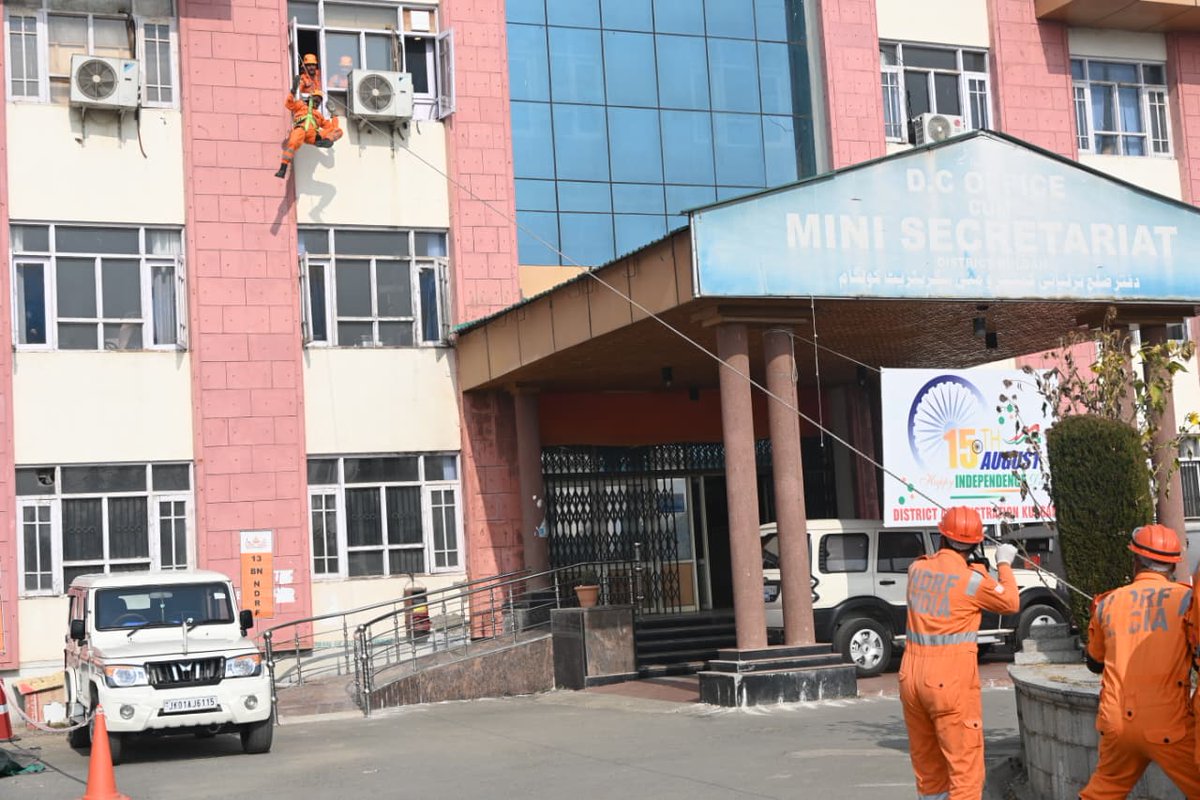 DioKulgam's tweet image. A comprehensive mock drill wasconducted today by the District Disaster Management Authority (DDMA)#Kulgam in collaboration with the 13th Battalion NDRF, SDRF, Civil Defence, and the Fire &amp;amp; Emergency Services to strengthen disaster preparedness and enhance response capabilities.