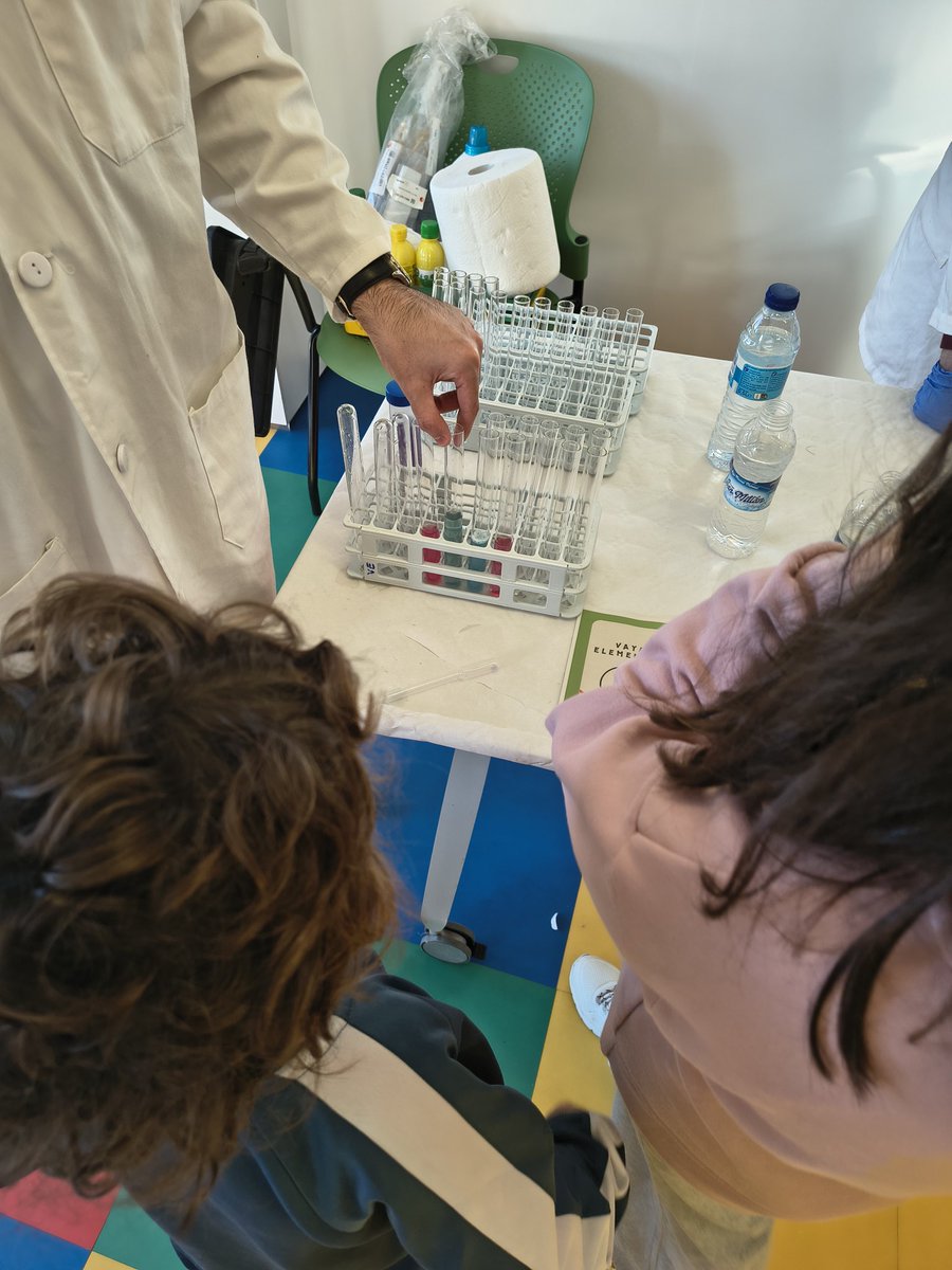 Ya estamos en el <a href="/irjjuventud/">IRJ</a> con nuestros compañeros de <a href="/vayaprimos/">Vaya Primos</a> y <a href="/VayaProfes/">Vaya Profes</a>!! 
Hasta las 13:00h os podéis pasar y completar vuestro pasaporte de Vaya Feria!
<a href="/FECYT_Ciencia/">FECYT</a> <a href="/unirioja/">Universidad de La Rioja</a>