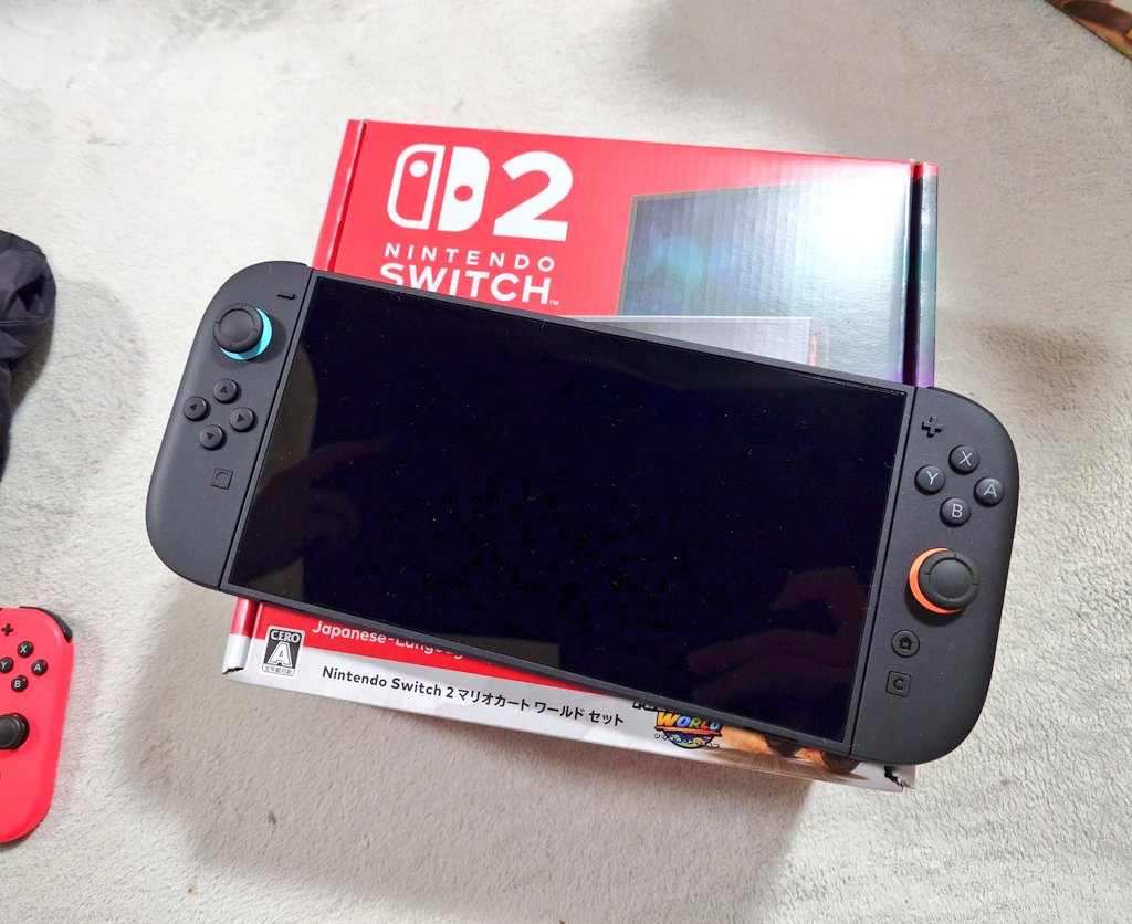urota_m's tweet photo. 2025.6.5から5ヶ月以上が経ち…

遂に我が家も任天堂Switch２生活始動！
（届いてからすぐに設定できず…放置してしまってた。ごめんよSwitch２…）

並べてみると大きくなったのがよく分かるなあ https://t.co/CvL4hETQA8