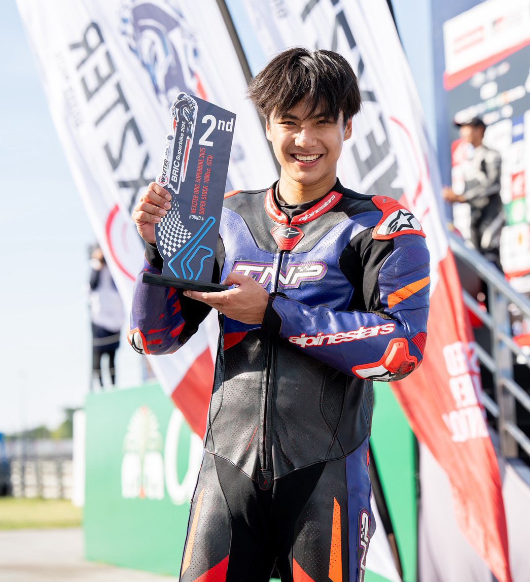 BkkGorgeous's tweet image. “โอม” ภวัต จิตต์สว่างดี ลงแข่งระดับอาชีพครั้งแรกในปีนี้ในสังกัด ยามาฮ่า ทีเอ็นพี พีทีที ลูบริแคนท์ส ทีม ไล่แซงคู่แข่งอย่างสุดมันส์ ทะยานบิดเข้าป้ายเป็นคันที่ 2 ด้วยเวลารวม 18 นาที 22.866 วินาที คว้าโพเดียมแรกในชีวิต 
#โอมภวัต
#NEXZTERBRICSuperbikeChampionship2025
#ohmpawat