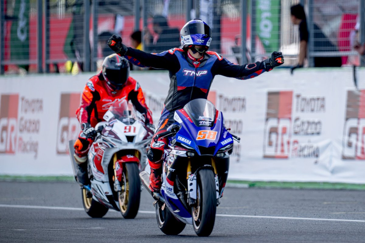 BkkGorgeous's tweet image. “โอม” ภวัต จิตต์สว่างดี ลงแข่งระดับอาชีพครั้งแรกในปีนี้ในสังกัด ยามาฮ่า ทีเอ็นพี พีทีที ลูบริแคนท์ส ทีม ไล่แซงคู่แข่งอย่างสุดมันส์ ทะยานบิดเข้าป้ายเป็นคันที่ 2 ด้วยเวลารวม 18 นาที 22.866 วินาที คว้าโพเดียมแรกในชีวิต 
#โอมภวัต
#NEXZTERBRICSuperbikeChampionship2025
#ohmpawat