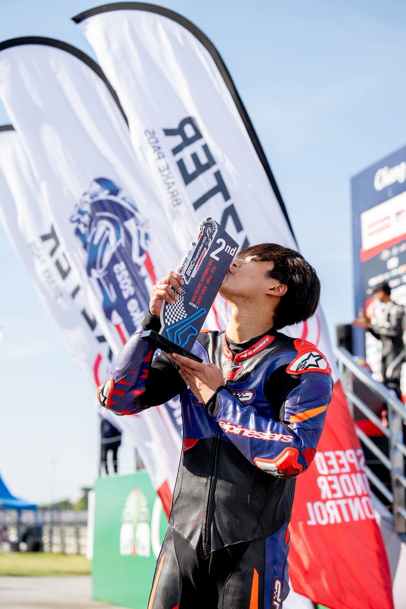 BkkGorgeous's tweet image. “โอม” ภวัต จิตต์สว่างดี ลงแข่งระดับอาชีพครั้งแรกในปีนี้ในสังกัด ยามาฮ่า ทีเอ็นพี พีทีที ลูบริแคนท์ส ทีม ไล่แซงคู่แข่งอย่างสุดมันส์ ทะยานบิดเข้าป้ายเป็นคันที่ 2 ด้วยเวลารวม 18 นาที 22.866 วินาที คว้าโพเดียมแรกในชีวิต 
#โอมภวัต
#NEXZTERBRICSuperbikeChampionship2025
#ohmpawat