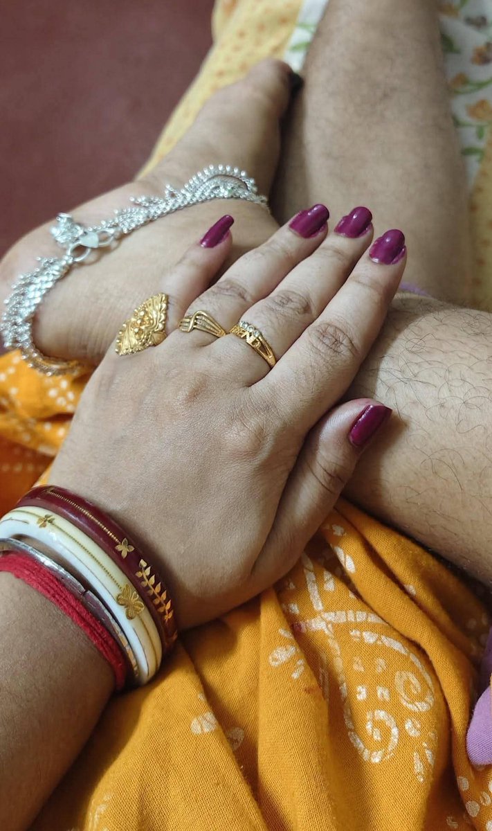 आज अपने नाखूनों में नेल पॉलिश लगाई है, आप लोगों को कैसी लगी कमेंट में जरूर बताना!