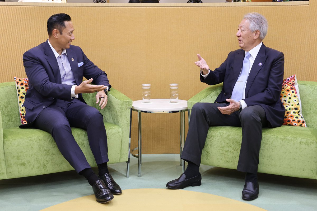 AgusYudhoyono's tweet photo. Usai pertemuan dengan Menhan/Menko Pelayanan Publik Singapura, agenda saya berikutnya adalah berdiskusi dengan Chairman Temasek Holdings, Y.M. Bapak Teo Chee Hean, bersama jajaran @KemenkoInfra di kantor pusat Temasek, Singapura (21/11).

Diskusi kami berangkat dari tantangan kawasan yang semakin kompleks: ketahanan pangan, air, dan energi yang tertekan akibat disrupsi global; mulai dari perang yang mengganggu pasokan energi, inflasi pangan karena terganggunya rantai gandum dunia, hingga kebutuhan perlindungan pesisir. Baik Indonesia maupun Singapura memahami bahwa “national resilience” dan “regional resilience” kini menjadi fondasi stabilitas dan kemajuan Asia Tenggara.

Saya menyampaikan bahwa di bawah kepemimpinan Presiden Prabowo Subianto, “prosperity dan sustainability” harus berjalan beriringan. Indonesia tengah mempercepat transisi energi bersih, membangun bendungan multiguna, mengadopsi teknologi untuk memperluas floating solar panel, menurunkan emisi transportasi melalui elektrifikasi angkutan umum, serta menyiapkan proyek waste-to-energy berskala signifikan ke depan.

Chairman Teo berbagi tentang bagaimana teknologi waste-to-energy berkontribusi pada 2,8% suplai listrik Singapura sekaligus mengurangi kebutuhan lahan landfill. Kami juga berdiskusi mengenai keterkaitan air dan energi, mulai dari desalinasi hingga perlindungan pantai yang vital bagi kedua negara meski dengan skala berbeda.

Pada sektor perumahan dan perkotaan, saya menyampaikan agenda Indonesia untuk mengurangi backlog 9,9 juta rumah dan mempercepat pembangunan rumah rakyat. @kemenkoinfra terus mengembangkan creative financing, termasuk skema PPP model dan “land value capture” agar penyediaan hunian layak, terjangkau, dan berkelanjutan dapat diakselerasi.

Pertemuan ini menjadi ruang pertukaran pengalaman yang setara dan saling menguatkan: dua negara dengan tantangan berbeda namun aspirasi yang sama untuk membangun ketahanan, keberlanjutan, dan kemakmuran jangka panjang bagi masyarakat.