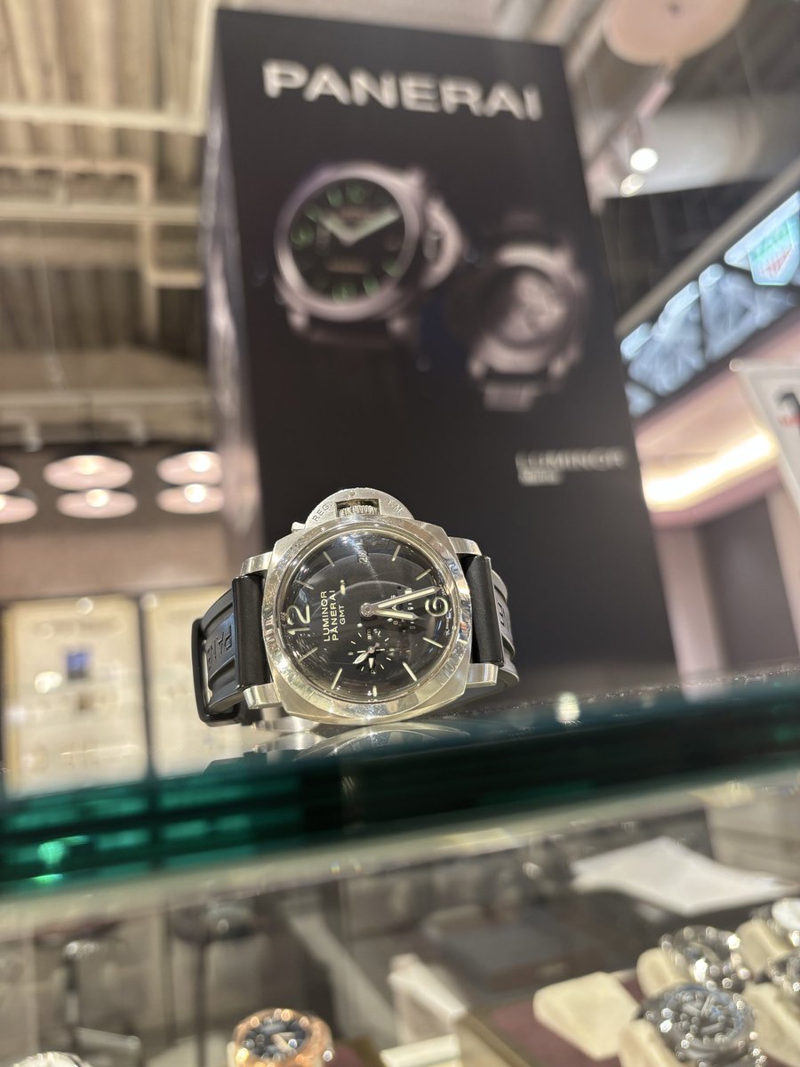 shota_yashima8's tweet image. #俺にとってのパネライ

出会いは2018年春。
クルマのディーラーにいた私は
「シンプルだけど存在感のある時計」を
探し求めて@takeyuki_iida さんに
アドバイスを求めていた。

仕事は毎日スーツだったから
デザインはあまり
ごちゃごちゃさせたくなかった。
でも、スッキリとシンプルに