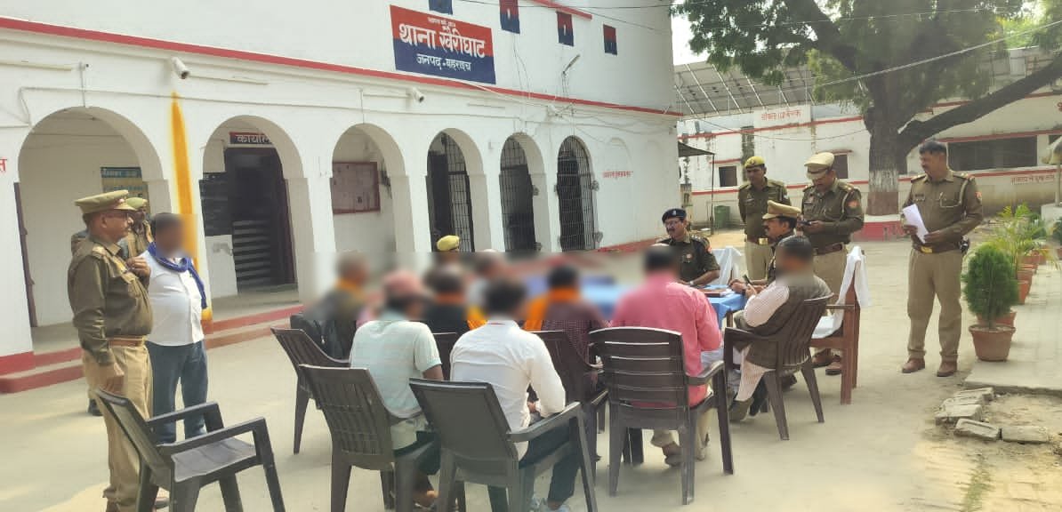 bahraichpolice's tweet image. #SPBahraich के निर्देशन में,
#थाना_समाधान_दिवस के अवसर पर CO_Mahsi श्री डी.के.श्रीवास्तव द्वारा थाना खैरीघाट पुलिस टीम के साथ आमजन की समस्याओं को सुनकर उनका निस्तारण कराया गया। 
#uppolice