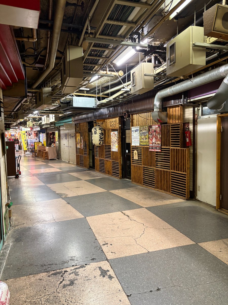 kouzukenosuke's tweet image. ④ 浅草駅地下商店街 　
レトロという言葉では説明しきれない渋さ。 　
たまたま人がいない瞬間が奇跡的に撮れた。