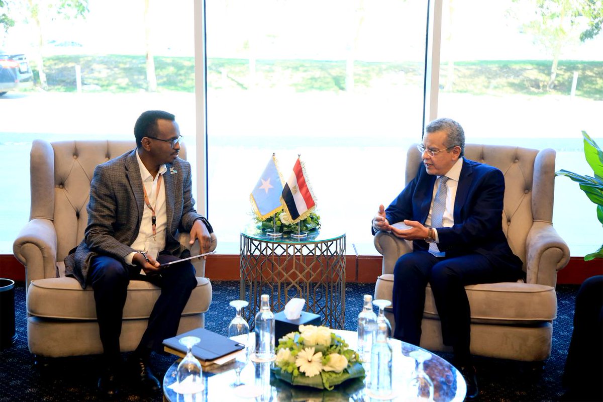 وقّع ديوان المراقبة العامة مذكرة تفاهم مع الجهاز المركزي للمحاسبات بجمهورية مصر العربية على هامش مؤتمر الإنتوساي الخامس والعشرين في شرم الشيخ، بهدف تعزيز التعاون في مجالات رقابة الجودة والمراجعة الجنائية وتبادل الخبرات الفنية. 🇸🇴🤝🇪🇬