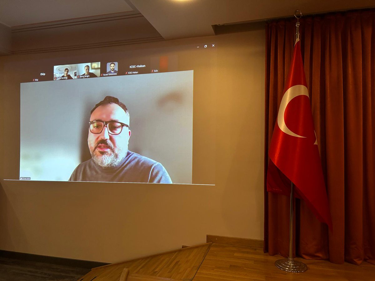 ICSC 3. gün Ömer Alkın'ın Cultural Turns ve Popüler Kültür:
Türk-Alman Sineması Perspektifinden Kültürel Çalışmalara Dair Notlar oturumu ile başladı.

Oturum Başkanı: Deniz Yengin