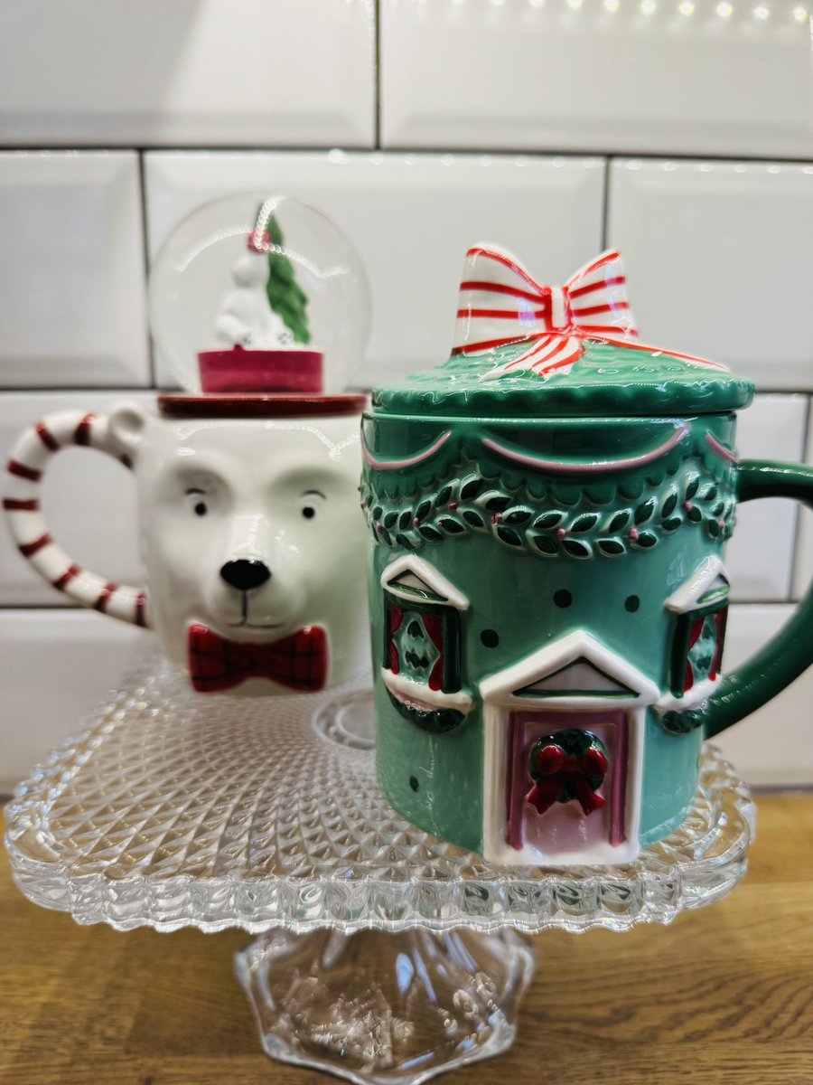 What absolute Shit Show the World 🌍 is now so I would like to spread a little bit of Christmas Joy with my Festive Mug Collection 🎄
Today, I bring you these beauties