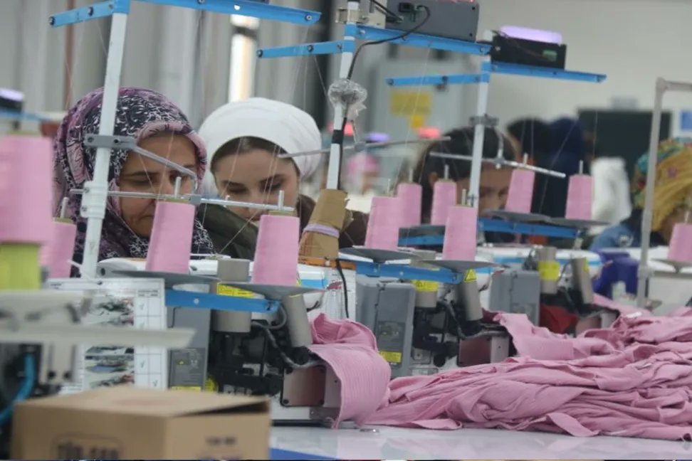 Tekstilde kadın işçilerin emeğinin arttığı Diyarbakır'da patron sömürüsünün sonu yok. soL'a çalışma koşullarını anlatan bir tekstil işçisi, dayanışmadan başka çare yok diyor.

💬'7-24 kamerayla izleniyoruz'
💬'Denetim şirketlerine güvenemiyoruz, o yüzden konuşamıyoruz'