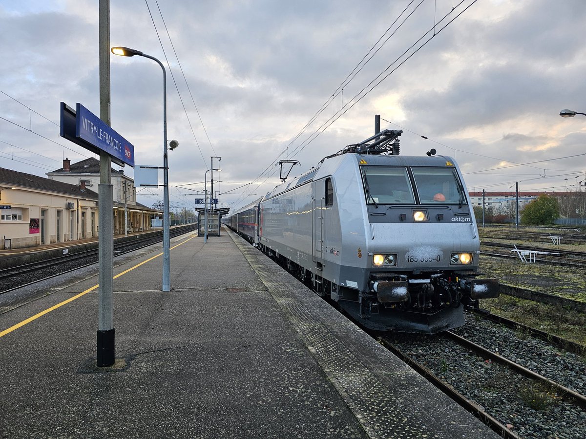 Arrêt [C] en gare de Vitry-le-François hier matin avec le 326 🇦🇹🇩🇪🇨🇵
<a href="/unsereOEBB/">ÖBB</a> <a href="/SNCFVoyageurs/">SNCF Voyageurs</a>