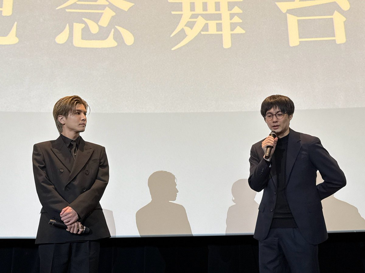 kinpatsumovie's tweet photo. ⋱映画『金髪』 公開記念舞台挨拶！👨‍🏫 ⋰
⠀
#岩田剛典 さん #坂下雄一郎 監督で
前日公式Xで募集した質問にお答えしていただきました！
⠀
新宿1回目のQ&A‼️
上映後の舞台挨拶だったため、ネタバレあり⚠️でお答えいただきました！
⠀
鑑賞後にお楽しみください✨
⠀
Q. 長台詞がとても多い印象の本作ですが、特に言いづらかったり苦戦した台詞は何かありますか？
⠀
岩田さん💬
「高速フリーラップみたいな感じで大変だったけど、特に”SNS”が言いづらかった」
⠀
Q. 市川宅で恋人の赤坂さんと食事をするシーンは毎回パックのままのお惣菜と取り皿という感じでしたが、これにはどのような意図があるのでしょうか。
⠀
監督💬
「二人とも仕事があって時間がなさそうだったので、パッと買うような生活をしてるのかなと」
⠀
Q. インパクトの強いシーンがたくさん登場しますが、1番お気に入りのシーンはどちらでしょうか。
⠀
岩田さん💬
「道を塞ぐ若者に市川が突っ込んでいくシーン。意味わからないけど笑っちゃいますよね。」
⠀
監督💬
「門脇さんと公園で雨の中のシーン。本来なら、晴れの予定だった。」
⠀
大ヒット上映中
@T_IWATA_EX_3JSB