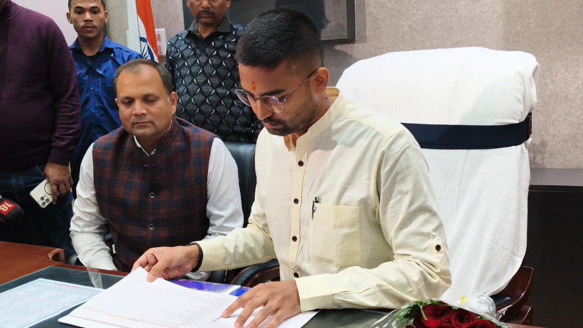 DeepakRLM's tweet image. मंत्री पद की शपथ लेने के बाद आज पंचायती राज विभाग, बिहार सरकार के कार्यालय पहुँचकर विधिवत रूप से पदभार ग्रहण किया। 

विभागीय अधिकारियों के साथ प्राथमिक बैठक कर आने वाले समय की कार्ययोजना, विभागीय प्राथमिकताओं और ग्रामीण विकास से जुड़े मुद्दों पर विस्तृत चर्चा की गई।