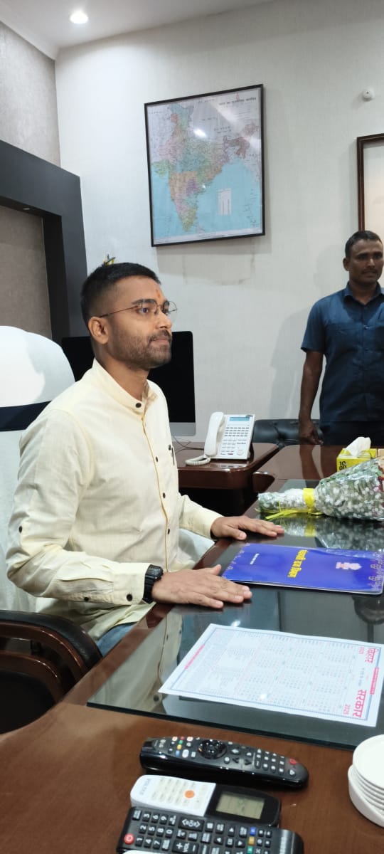 DeepakRLM's tweet image. मंत्री पद की शपथ लेने के बाद आज पंचायती राज विभाग, बिहार सरकार के कार्यालय पहुँचकर विधिवत रूप से पदभार ग्रहण किया। 

विभागीय अधिकारियों के साथ प्राथमिक बैठक कर आने वाले समय की कार्ययोजना, विभागीय प्राथमिकताओं और ग्रामीण विकास से जुड़े मुद्दों पर विस्तृत चर्चा की गई।