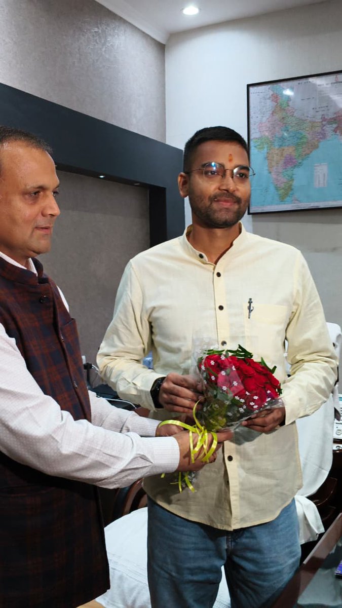 DeepakRLM's tweet image. मंत्री पद की शपथ लेने के बाद आज पंचायती राज विभाग, बिहार सरकार के कार्यालय पहुँचकर विधिवत रूप से पदभार ग्रहण किया। 

विभागीय अधिकारियों के साथ प्राथमिक बैठक कर आने वाले समय की कार्ययोजना, विभागीय प्राथमिकताओं और ग्रामीण विकास से जुड़े मुद्दों पर विस्तृत चर्चा की गई।