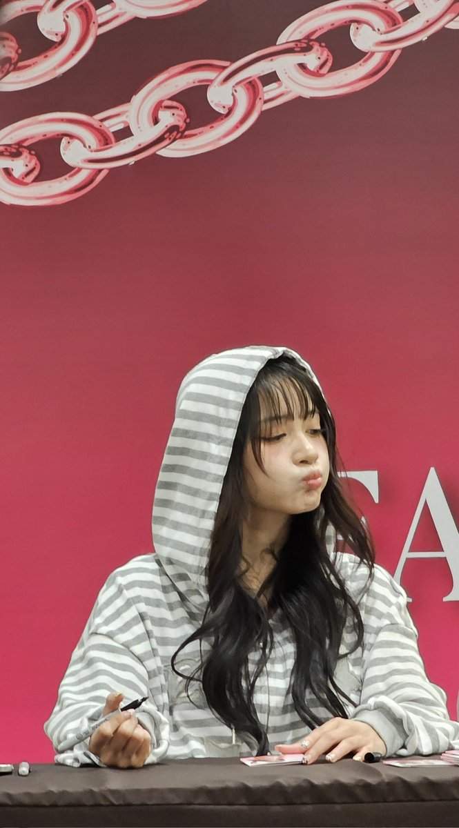 #HoopBNK48 
#bnk48
#SYR3N_HipChain 
อุส่าห์เข้าไปแบบสงบเสงี่ยมเจียมตัว😆 อันแรกทักไม่ได้Signหรอ ได้กรุ๊ปช๊อตงับ  ก่อนออกมาโดนทักแล้วไปไหนต่อไหม...อ้ำอึ้งละตรู😅 เลยบอกไม่คร้าบบบ(คิดในใจเฉพาะวันเนี้ยไม่คร้าบบ) อยู่กับฮูพยันเย็นคร้าบ😬