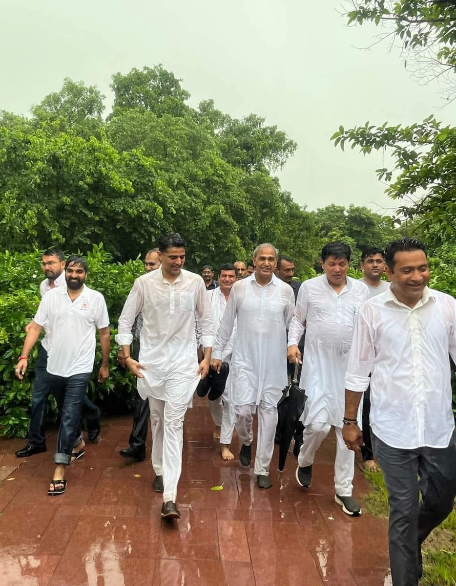 amitneerajpcc's tweet image. न मैं गिरा, न मेरी उम्मीदों के मीनार गिरे...
मुझे गिराने की कोशिश में
कुछ लोग खुद कई बार गिरे l

@SachinPilot