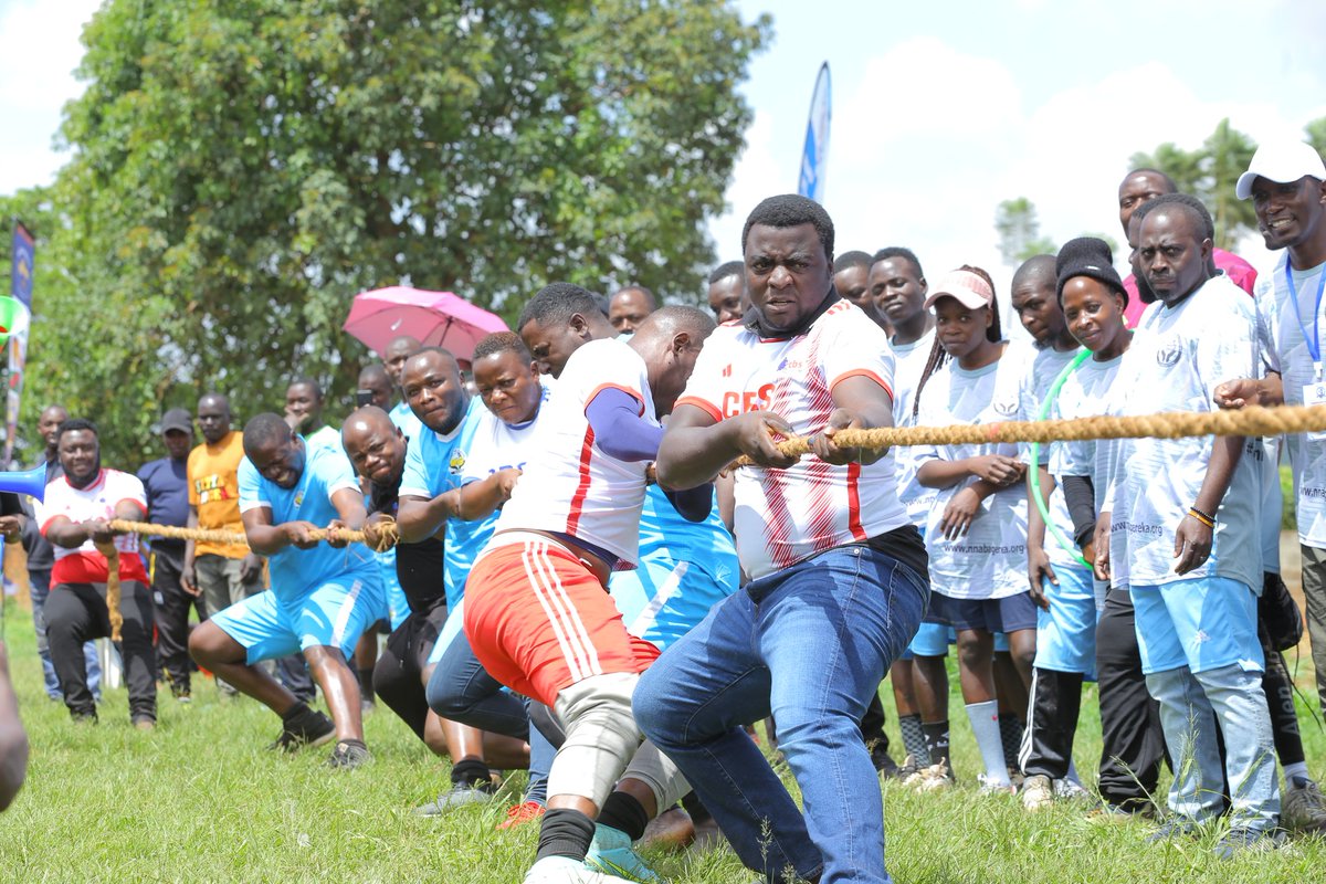 cbsfm_ug's tweet image. Emizannyo gy&apos;Ebitongole by&apos;Obwakabaka gikomekkerezebwa leero wansi w&apos;omulanwa #Ommanyi era gigenda maaso mu Lubiri e Mmengo.

Ebitongole ebisoba mu 20 bittunka mu mizannyo egyenjawulo; Omupiira, okubaka, emisinde, omweso, ludo, n&apos;emizannyo emirala.
#CBSFmUpdates