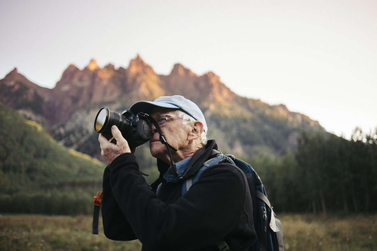 kotecinho's tweet image. A couple of days ago, Windows turned 40 years old.

Chuck O’Rear, with a Mamiya RZ67, in January 1996, on his way to visit his girlfriend in San Francisco. He aimed his camera at some vineyards in Palo Alto.

The most-viewed photo in history?