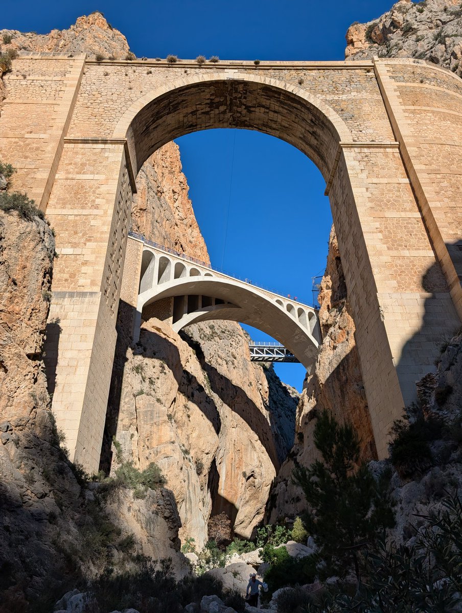 SublimeNap0's tweet image. Hola que hacen? Lanzándose de acueductos romanos o que hacen?