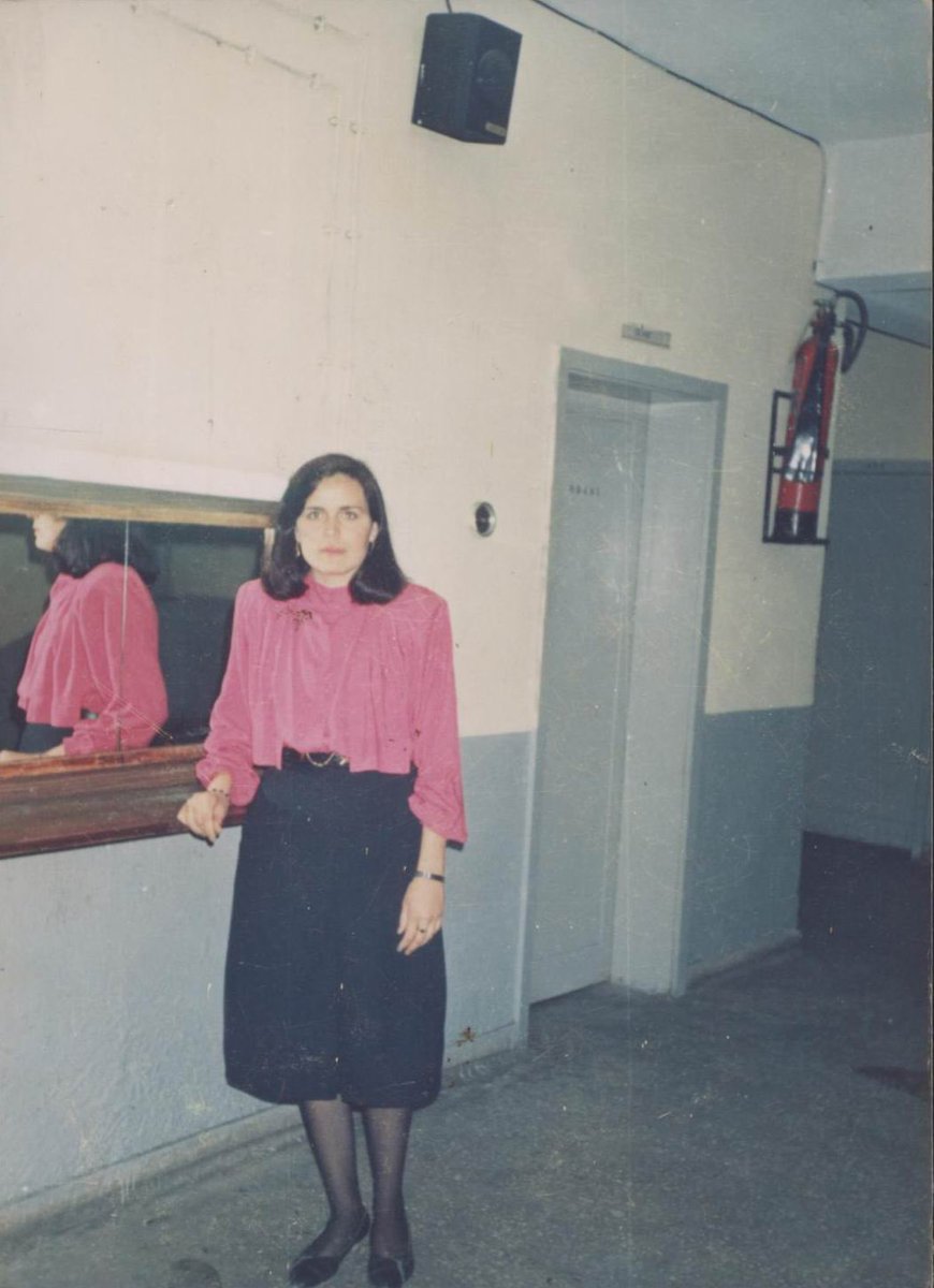 HANGİ BARIŞ NE SÜRECİ?

Bitlis'in Düzköy Erikli Köyü İlköğretim Okulunda görev yapan sınıf öğretmeni Yasemin Tekin, sosyal bilgiler öğretmeni olan eşi Bayram Tekin ve 3 yaşındaki kızları Betül Tekin, 25 Ekim 1993'te PKK'lı teröristler tarafından şehit edildi.

Köy okulunun