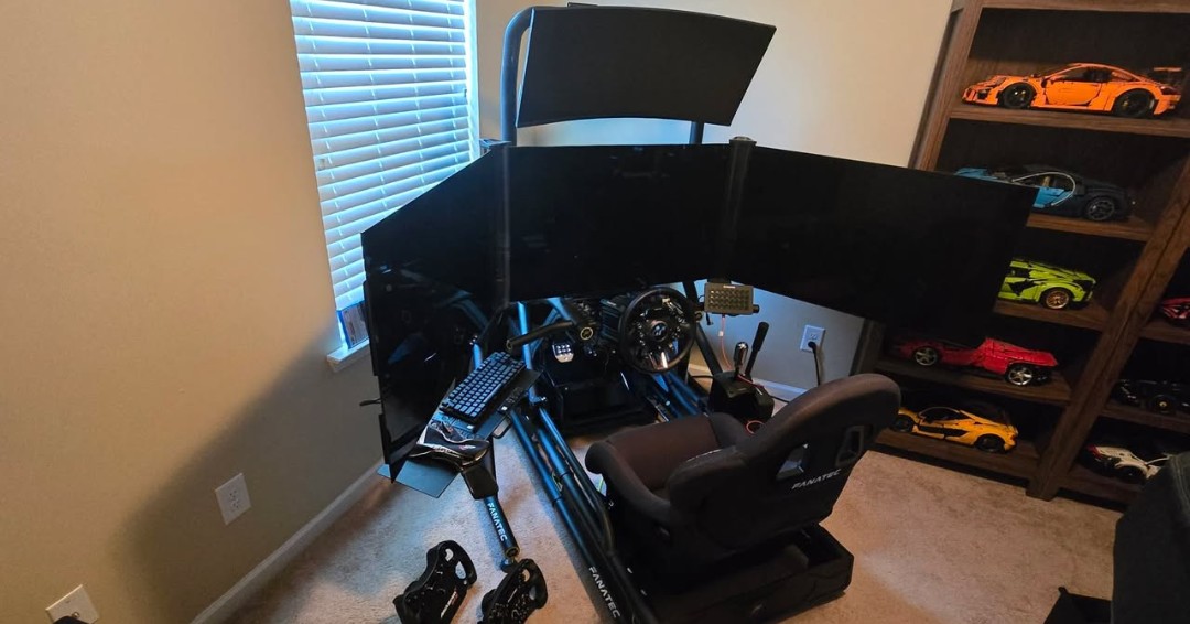 fanatec's tweet image. Check out this fully kitted out ClubSport GT Cockpit setup! 😍

Also casually peeping at those LEGO Technic sets on display 👀

📸: Darren H via FB