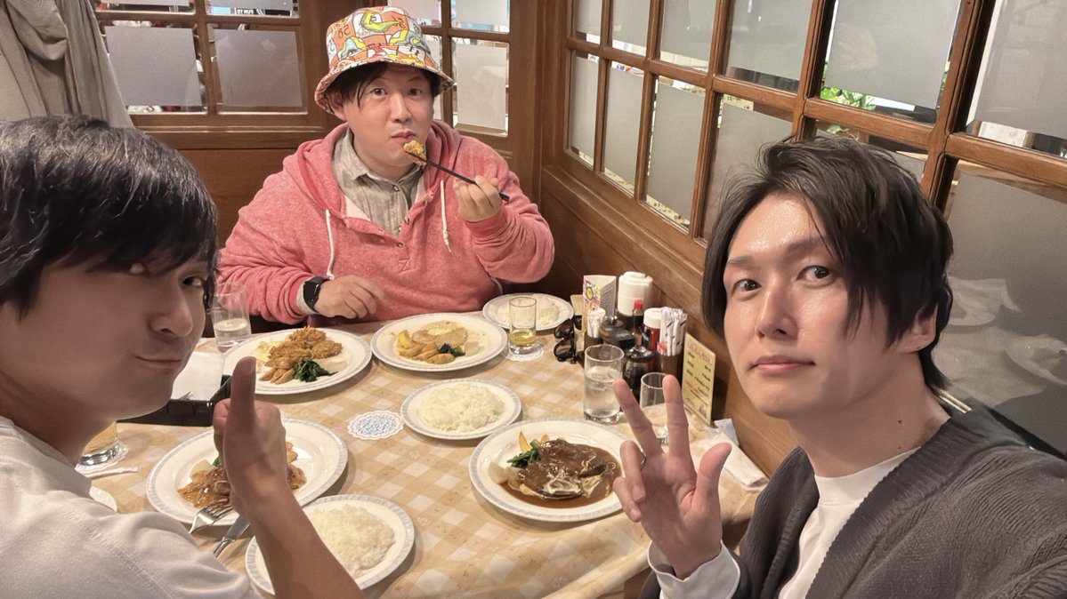 note_y's tweet image. 今日は3人で仮面ライダー ザ ダイナー行ったり聖地巡礼遊びしてた！

最後はキョウリュウとテンゴーの聖地フットレストさんで飯食ってる。

ここはマベちゃんが座ってた席。