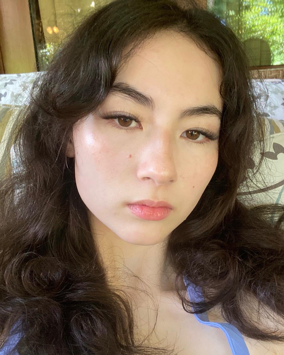 Who wants to wreck that pretty, innocent face with me 😈🤭