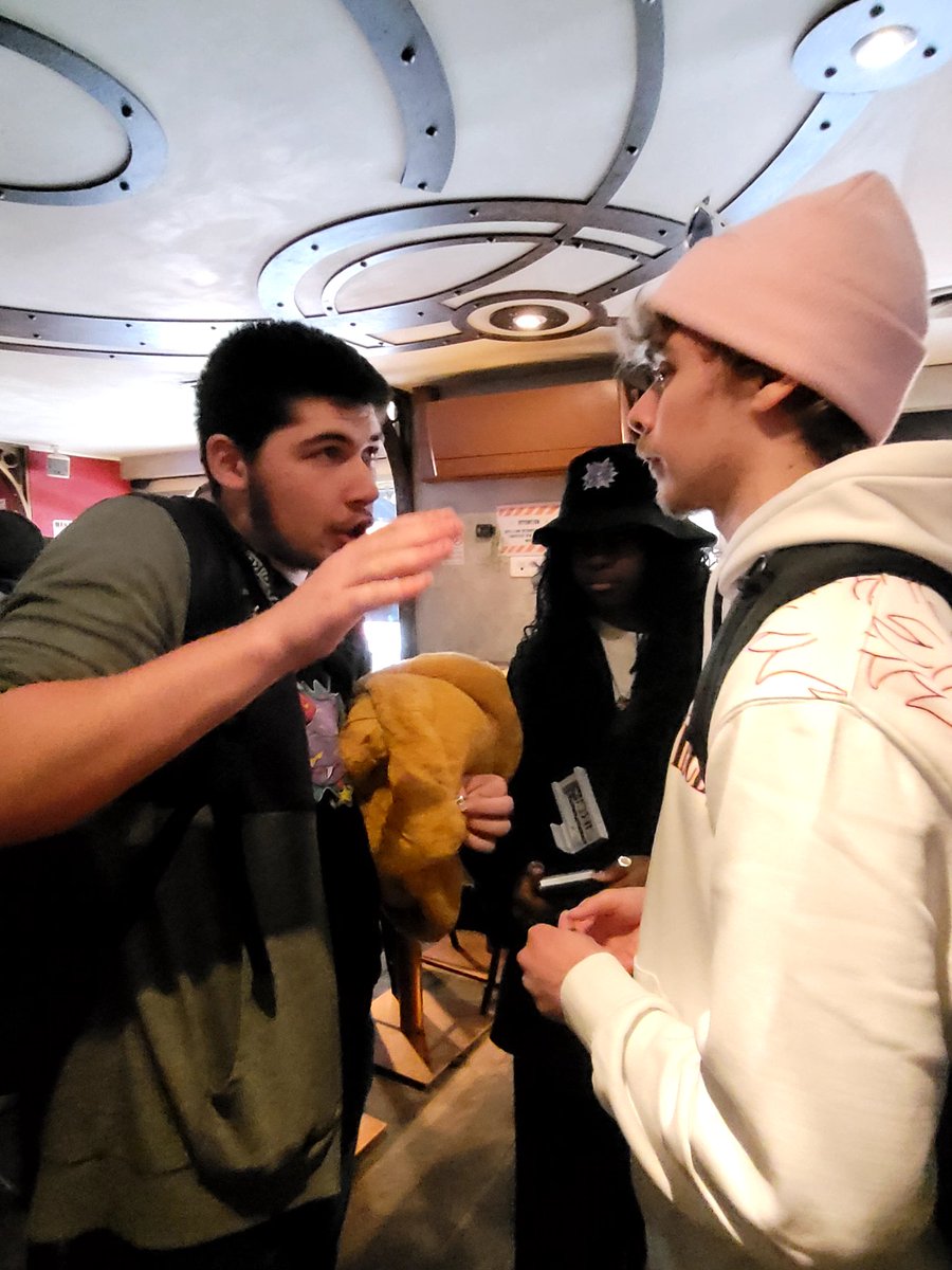 ProgramVergil's tweet image. Ça me tues sur chaques photos où je discutes avec un blader on dirait que je menaces le boug, meme @chemicalhours on dirait elle vas sortir un opinel sur mon signal pour lui faire une Ivry-Signature dans le foie