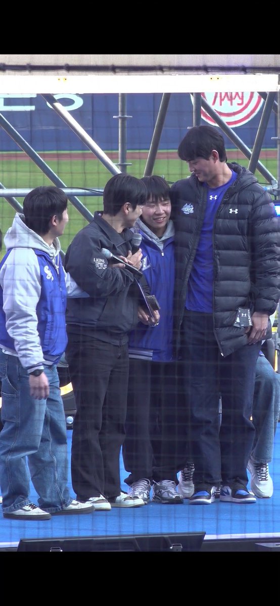 자욱이가 한참 내려다보고 지찬이는 수줍고  성윤이가 올려다 보는것도 웃긴데 
저 택 진짜 ㅋㅋㅋㅋㅋㅋㅋㅋㅋ 진짜 당근할거냐고 ㅋㅋㅋㅋㅋㅋㅋㅋㅋㅋㅋㅋㅋ