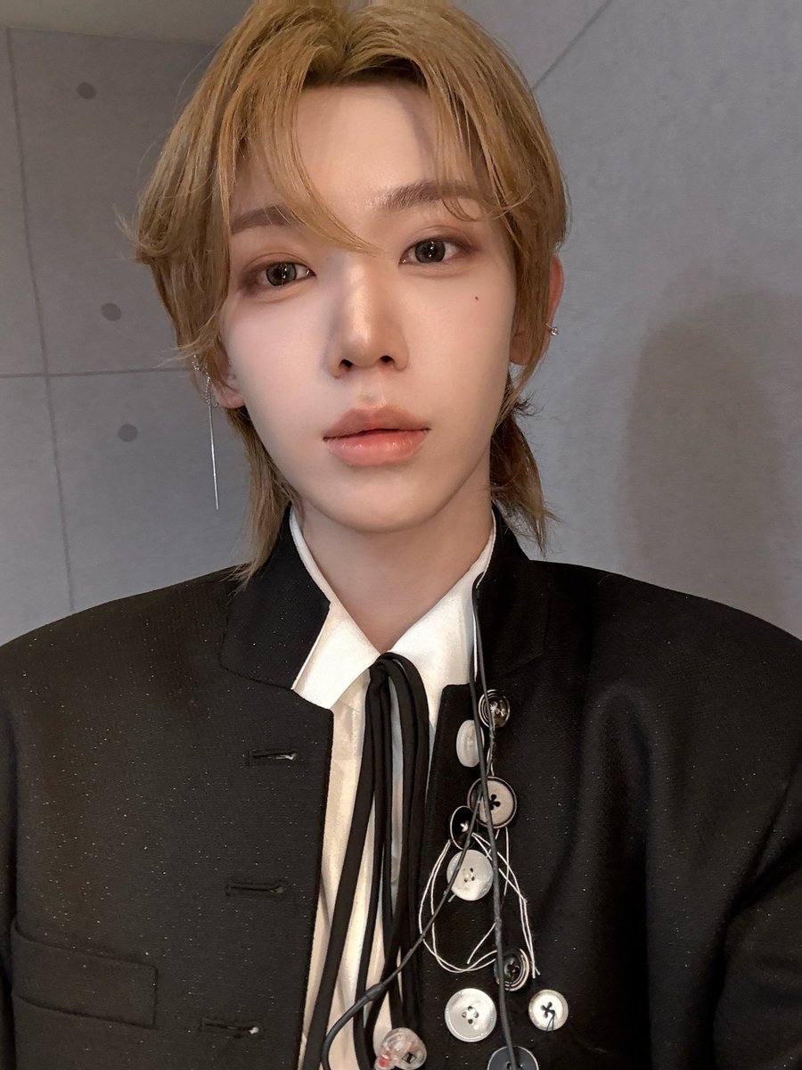 FANAHOF_FR's tweet image. ₍ 📸 ₎ WEVERSE — 22.11.2025 

#SHUAIBO : 🖤

› 🐈‍⬛
#AHOF #아홉 @AHOF_official