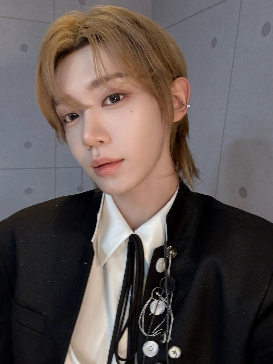 FANAHOF_FR's tweet image. ₍ 📸 ₎ WEVERSE — 22.11.2025 

#SHUAIBO : 🖤

› 🐈‍⬛
#AHOF #아홉 @AHOF_official