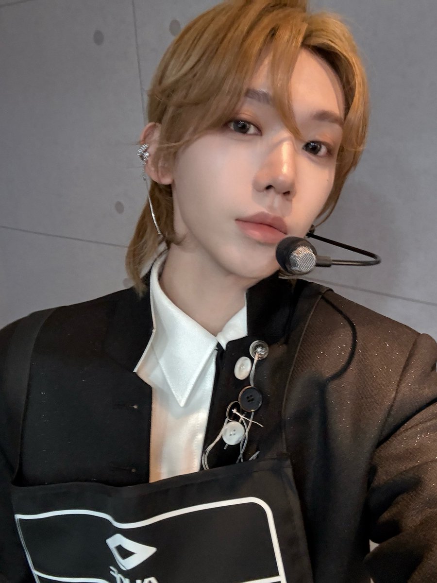 FANAHOF_FR's tweet image. ₍ 📸 ₎ WEVERSE — 22.11.2025 

#SHUAIBO : 🖤

› 🐈‍⬛
#AHOF #아홉 @AHOF_official