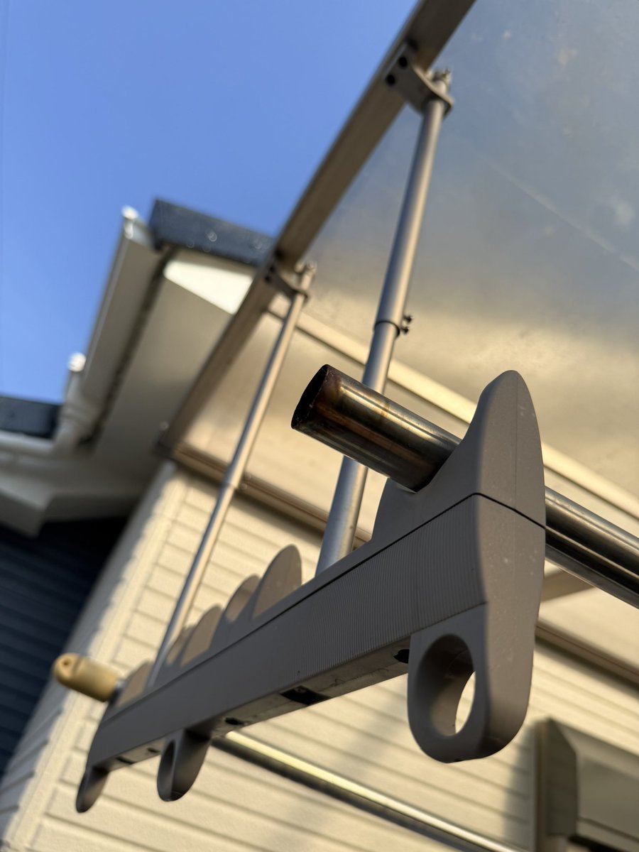 sat_chan_pe's tweet image. 超高速モードに挑戦。造形時間24分が9分になった。ただ、めっちゃ机揺れるし、これで動かし続けたらすぐ壊れそう（≧∇≦）
物干し竿の先端が無くなって中がサビサビだったのでキャップを作った( ´ ▽ ` )ﾉ買い直せよw
#P2S
#BambuLab 
#サンステラ