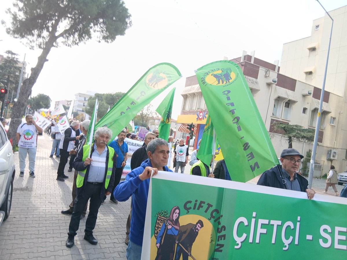 ciftcisen's tweet image. Burhaniye mitingindeyiz.