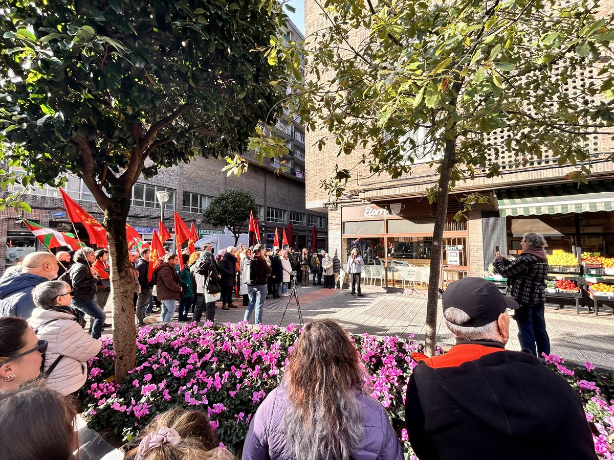Gaur Santutxun (Bilbo) izan gara, Orueko txaletean frankismoak espetxeratutako emakumeak omentzeko eta gogorarazteko.

Hoy hemos estado en Santutxu (Bilbao) para homenajear y recordar a las mujeres encarceladas por el franquismo en el chalet de Orue

#Bilbao #Santutxu #oroimena