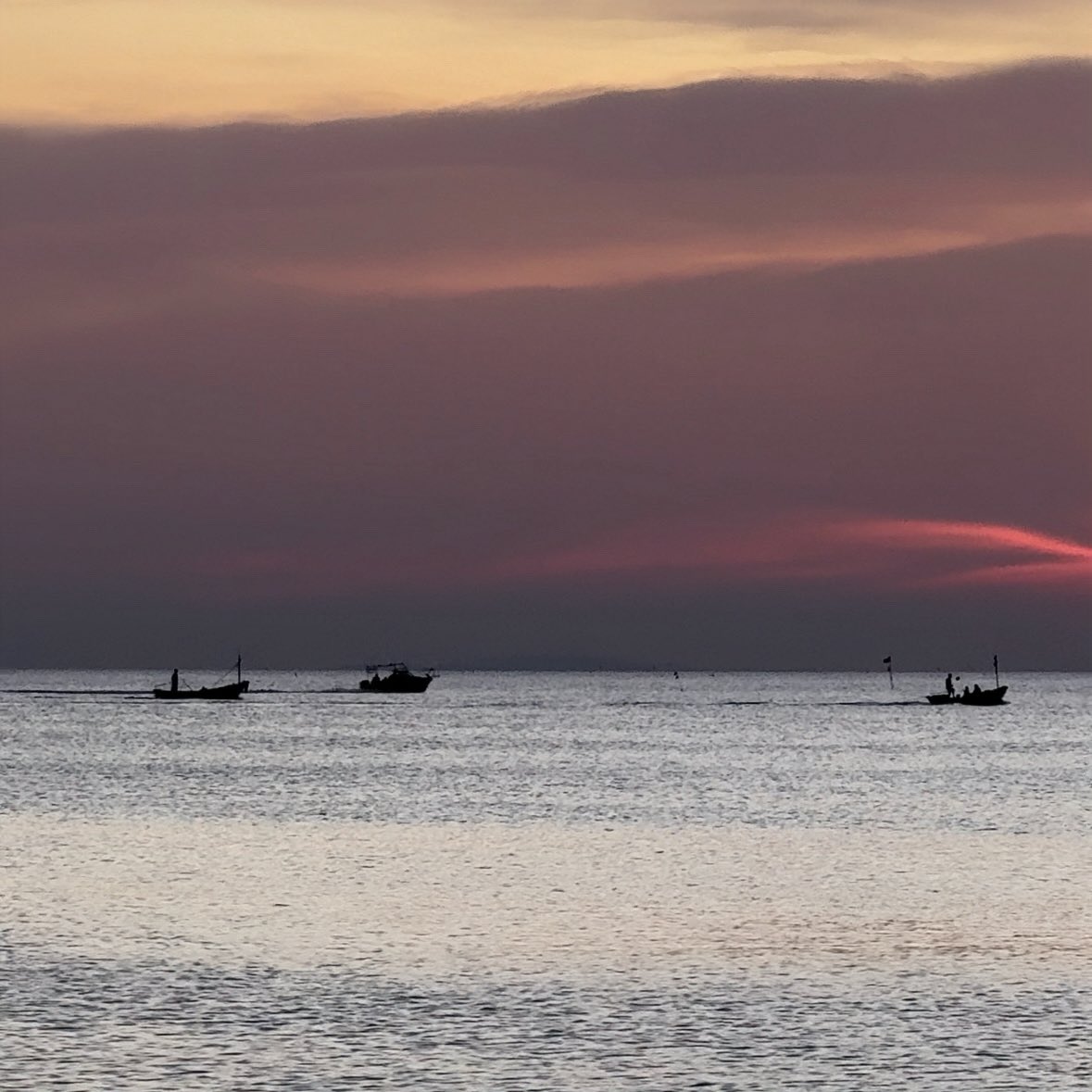 yoxrgravity's tweet image. ทะเลระยองหน้าหนาวก็โรแมนติกเหมือนกัน