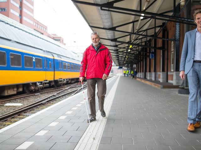 Não, não são as mesmas pistas cegas fora da Europa.

 Sim, eles têm a mesma cor (amarelo).

 Os japoneses param imediata